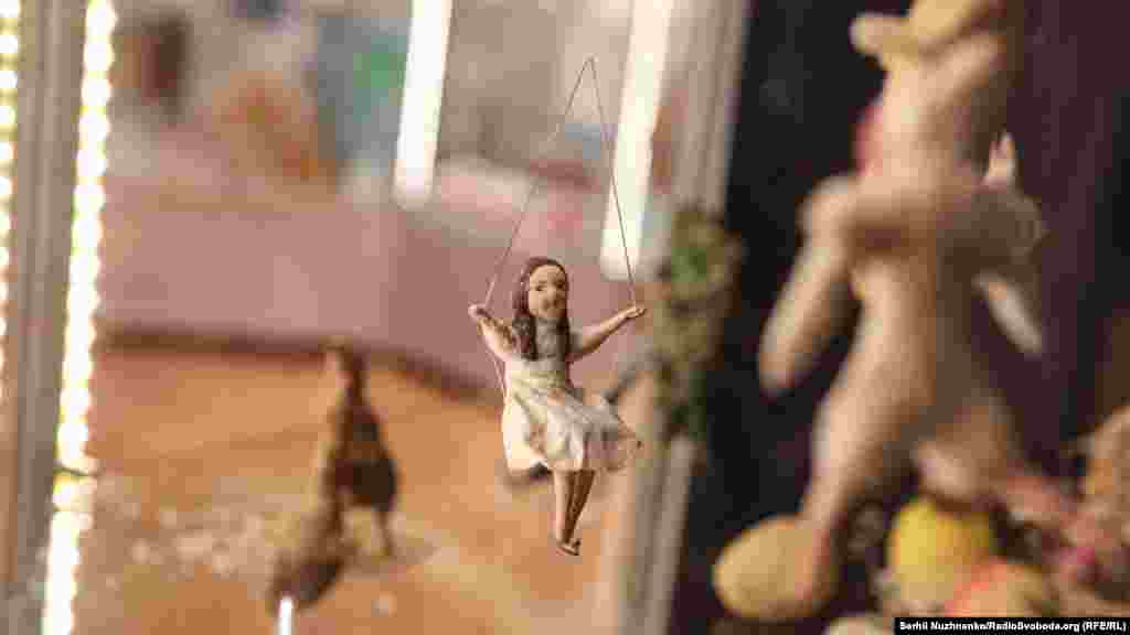 Елочная традиция пришла к нам из Германии. Там первые новогодние деревья украшали свежими яблоками – символом земной жизни. Стеклянные игрушки возникли впоследствии и не случайно