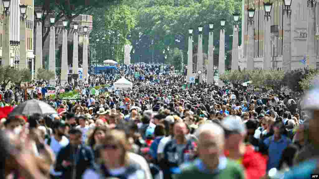 Vjernici i hodočasnici hodaju ulicom "Della Conciliazione" dok se okupljaju na Trgu Svetog Petra nakon smrti pape Franje u Vatikanu.