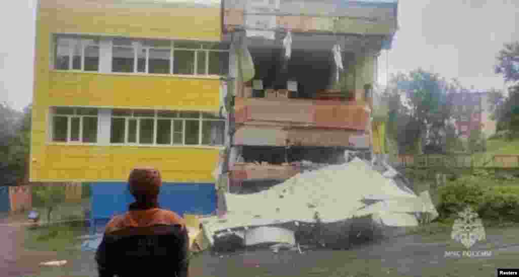 Spasioci na mjestu zgrade oštećene u zemljotresu na Kamčatki, Rusija, 30. jula 2025.