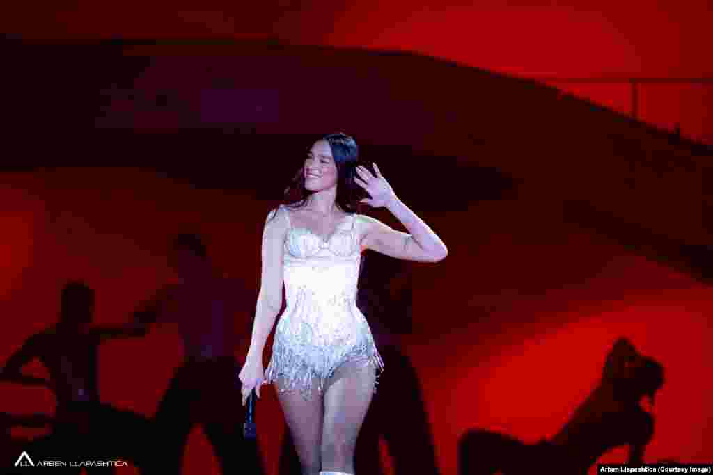 Dua Lipa je imala nastup koji je trajao oko dva sata, tokom kojeg je pjevala svoje najveće hitove. Šlag na torti bio je nastup s njenim ocem, koji je s njom otpjevao stari hit Era, grupe Gjurmët. Publika je pjevala zajedno s njima.