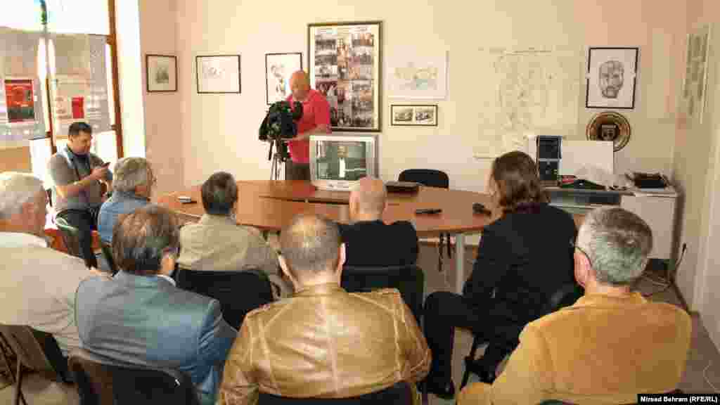 Članovi Udruženja logoraša Mostar, bivši zatvorenici Heliodroma i drugih logora, u sjedistu Udruženja gledaju izricanje presude, Mostar, 29. maj 2013. Foto; RSE / Mirsad Behram