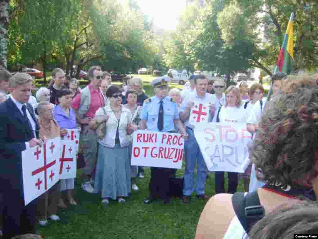 Литва, 12 серпня 2008 р. - Пікет у падтрымку Грузіі каля расейскай амбасады ў Вільні