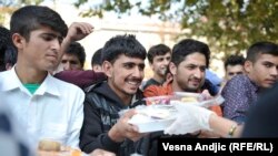 Podela humanitarne pomoći izbeglicama u beogradskom parku (arhivska fotografija)