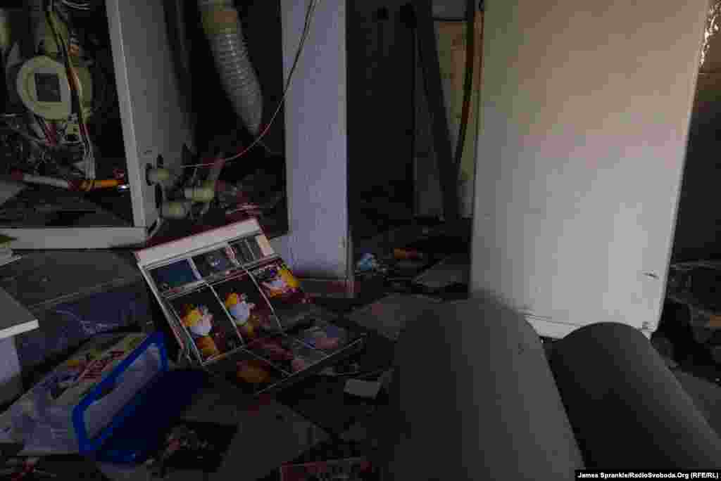 Фотоальбом сім'ї, яка покинула свій будинок після початку бойових дій біля Донецька. Тепер тут живуть і готують їжу в їхньому каміні бійці 93-ї бригади  