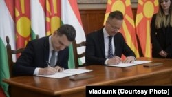 Унгарија - министерот за надворешни работи и надворешна трговија на Северна Македонија, Тимчо Муцунски(лево) и Петер Сијарто, министер за надворешни работи на Унгарија (десно), Будимпешта, 3 март 2025 година.