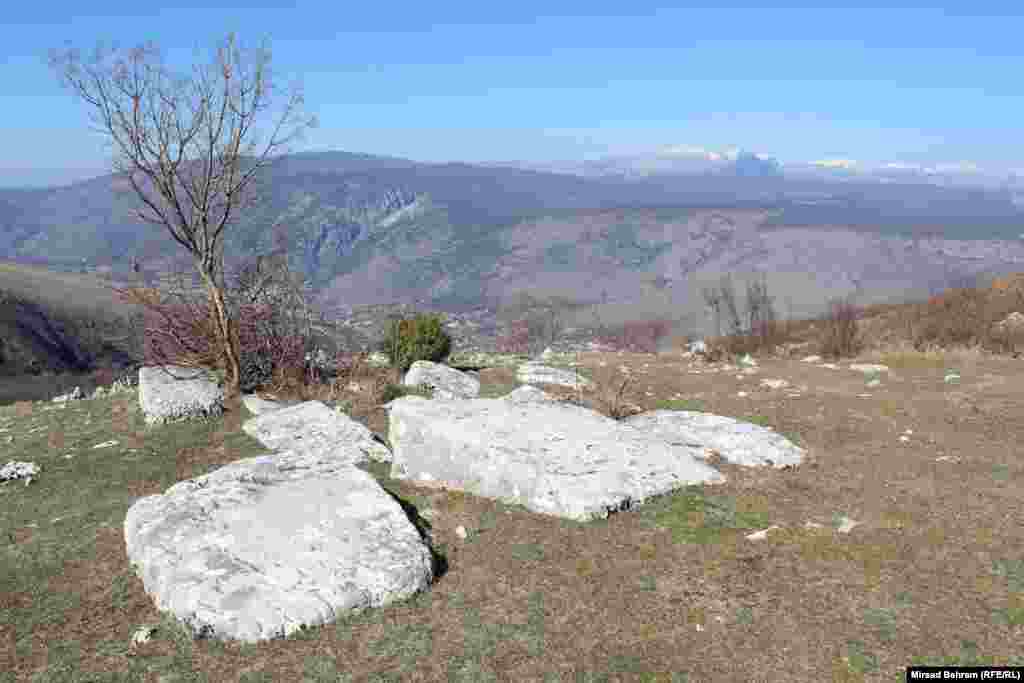 S lokaliteta nekropole stećaka kod sela Dobrč pruža se pogled na dolinu rijeke Neretve. 