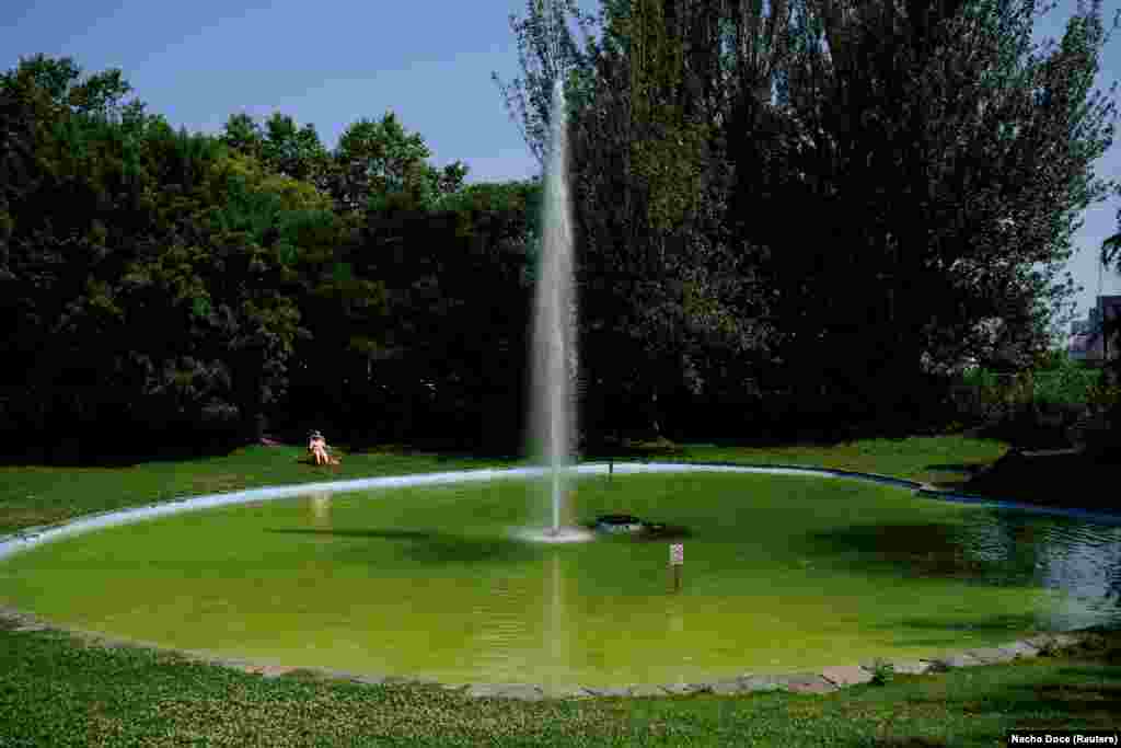 Një person duke qëndruar para një shatërvani në Korunja, Spanjë, më 29 qershor.