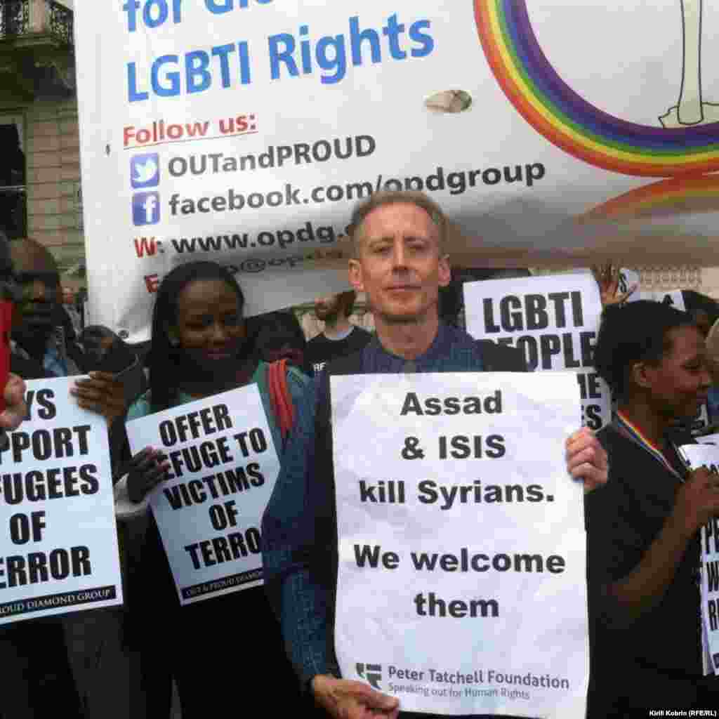 Лозунги демонстрантов были самые разнообразные, от «Асад и Исламское Государство убивают сирийцев, а мы сирийцев приветствуем» до «Не дадим им утонуть!»    