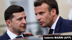 Президент України Володимир Зеленський (л) та президент Франції Емманюель Макрон