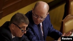 Министр финансов Чехии Адрей Бабиш (слева) и премьер-министр Богуслав Соботка