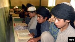 له ارشیفه په یوه پاکستانۍ مدرسه کې زده کوونکي