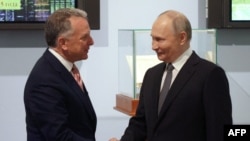 აშშ-ის პრეზიდენტის სპეციალური წარმომადგენელი სტივ უიტკოფი (მარცხნივ) რუსეთის პრეზიდენტ ვლადიმირ პუტინს 11 აპრილს პეტერბურგში შეხვდა.