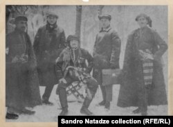 ზის სამუელ ჩავლეიშვილი. მარცხნიდან პირველი - ალექსანდრე მახარაძე