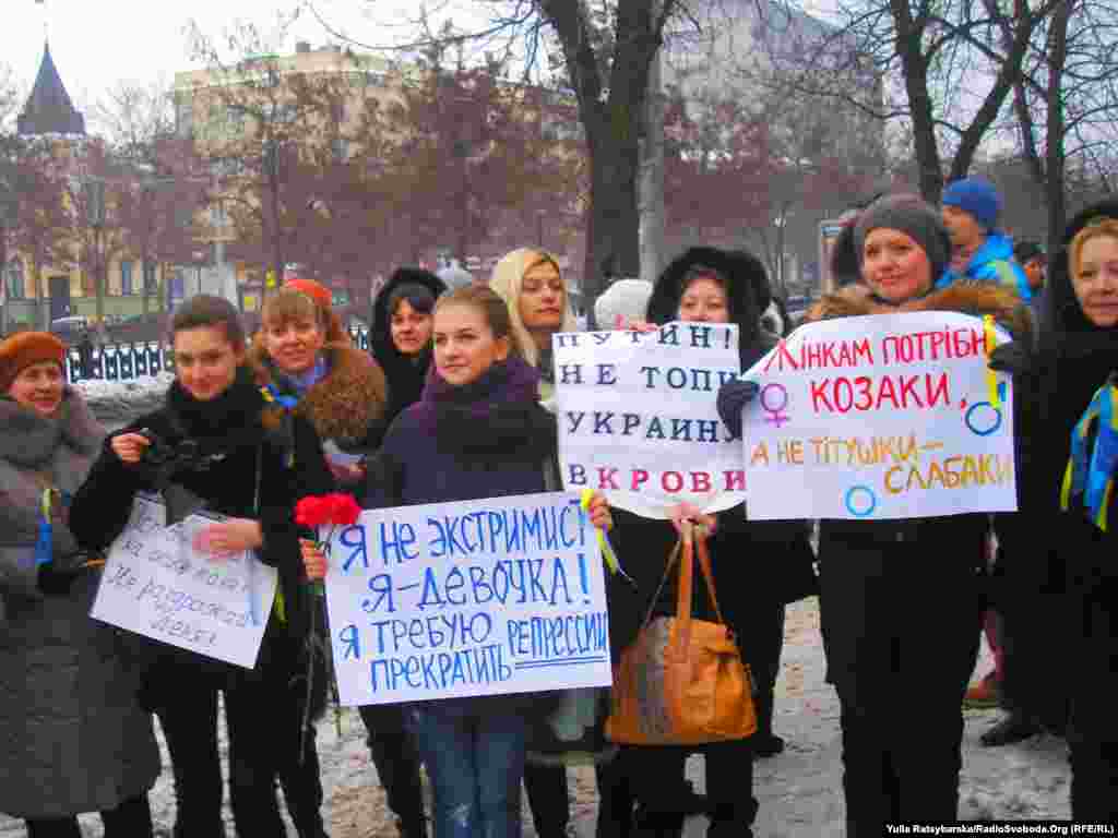 Жінки з каструлями пікетували Дніпропетровську ОДА, протестуючи проти насилля та тітушок. Одне з гасел – «Нам потрібні козаки, а не ті тушки-слабаки!», 8 лютого 2014 року