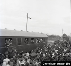 Заминаващи и изпращащи. На левия прозорец са Фатме Адем от с. Глоджево (Лоджва), Русенско, и съпругът ѝ. ЖП гара Топчии, Разградско. 14.10.1969 г.
