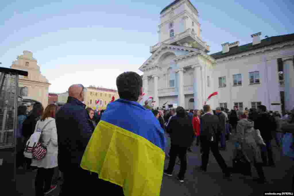 Мітингувальник із прапором України у центрі Мінська. 4 жовтня 2015 року