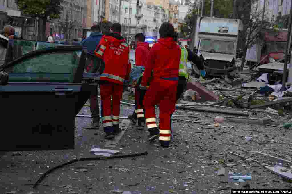 Маъмурони наҷот талош доранд, ки ба маҷруҳон ёрӣ расонанд