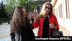 Биляна Петрова (вляво) и Десислава Иванчева пред сградата на закритите специализирани съдилища.