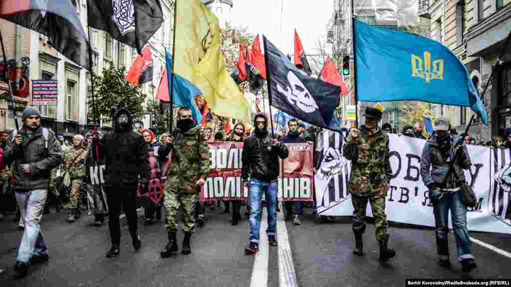 Після мітингу учасники акції вирушили ходою до Лук'янівського СІЗО, щоб підтримати ув'язнених там побратимів