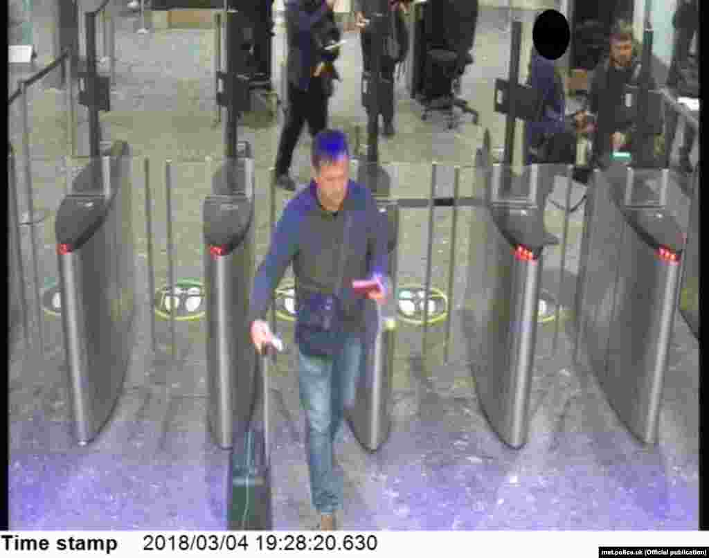 Подозреваемые (Петров, а за его спиной Боширов) проходят паспортный контроль в лондонском аэропорту Хитроу. Воскресенье, 4 марта, 19:28. 