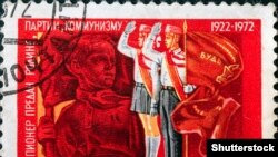 1972 წლის საფოსტო მარკა - პავლიკ მოროზოვი და პიონერები