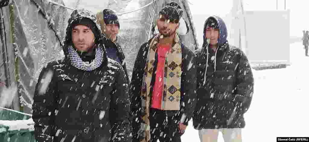 Organizacija Human Rights Watch pozvala je 21. januara vlasti BiH da "odmah osiguraju" adekvatan zimski smještaj za migrante i azilante "koji su ostavljeni na cjedilu na niskim temperaturama u sjeverozapadnom dijelu zemlje"