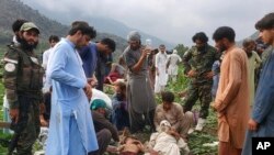 Radnici civilne zaštite, lokalno stanovništvo i vojnici pripremaju se za evakuaciju povrijeđenih žrtava zemljotresa u kojem su stotine ljudi poginule i brojna sela uništena u istočnom Afganistanu, Mazar Dari, provincija Kunar, u ponedjeljak, 1. septembra 2025.