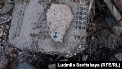 Памятник, который оказался на дороге