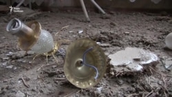 Після вибухів у Балаклії жителі повертаються у розбиті та спалені будинки (відео) Після вибухів у Балаклії жителі повертаються у розбиті та спалені будинки (відео)