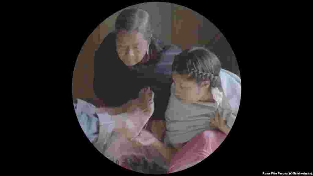 Люцифер, к радости всей деревни, исцеляет мнимого больного – старика, который делает вид, что не может ходить после падения с осла