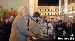 ჯგუფ Stoptime-ის რეპერტუარშია როგორც ომის, ასევე ხელისუფლების საწინააღმდეგო თემები