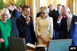 Președintele Franței Emmanuel Macron și soția sa Brigitte Macron, alături de regele Charles și regina Camilla, vizitează o expoziție de artă din Colecția Regală de la Castelul Windsor - 8 iulie 2025.