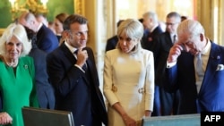 Președintele Franței Emmanuel Macron și soția sa Brigitte Macron, alături de regele Charles și regina Camilla, vizitează o expoziție de artă din Colecția Regală de la Castelul Windsor - 8 iulie 2025.