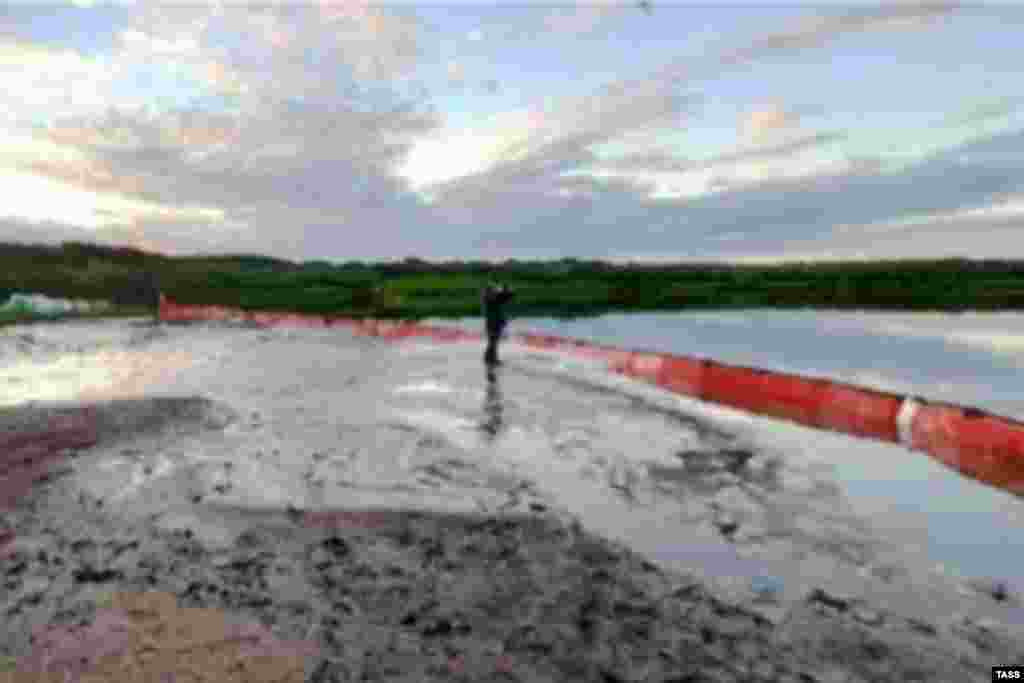 Privremena ograda za zadržavanje izlivenog goriva 13. jula.