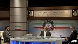 Під час теледебатів (зліва: Махмуд Ахмадінеджад. зправа: Мір Хосейн)