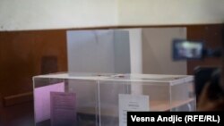 U Srbiji se 3. aprila održavaju predsednički i vanredni parlamentarni izbori.