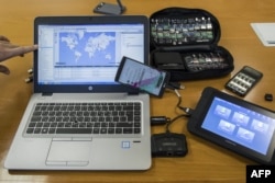 Një inxhinier tregon pajisjet dhe shpjegon teknologjinë e zhvilluar nga kompania izraelite Cellebrite, më 9 nëntor 2016, në qytetin Petah Tikva të Izraelit. Mjaftojnë vetëm disa sekonda që një punonjës i Cellebrite të nxjerrë të dhënat nga telefoni.