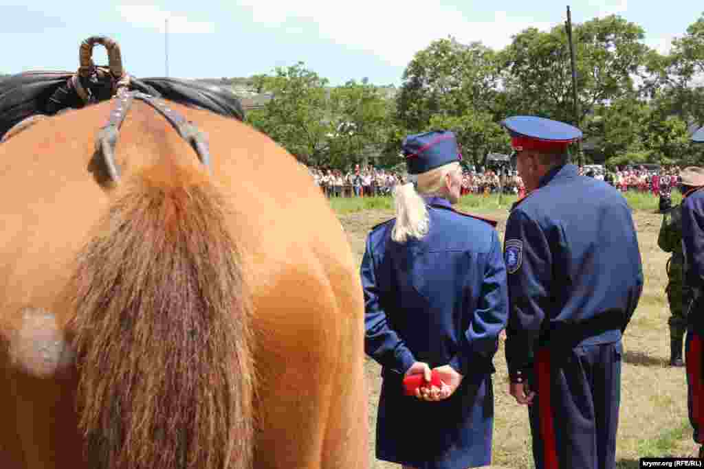 Рядом прошло представление «Джигит-шоу», которое собрало порядка 500 человек.