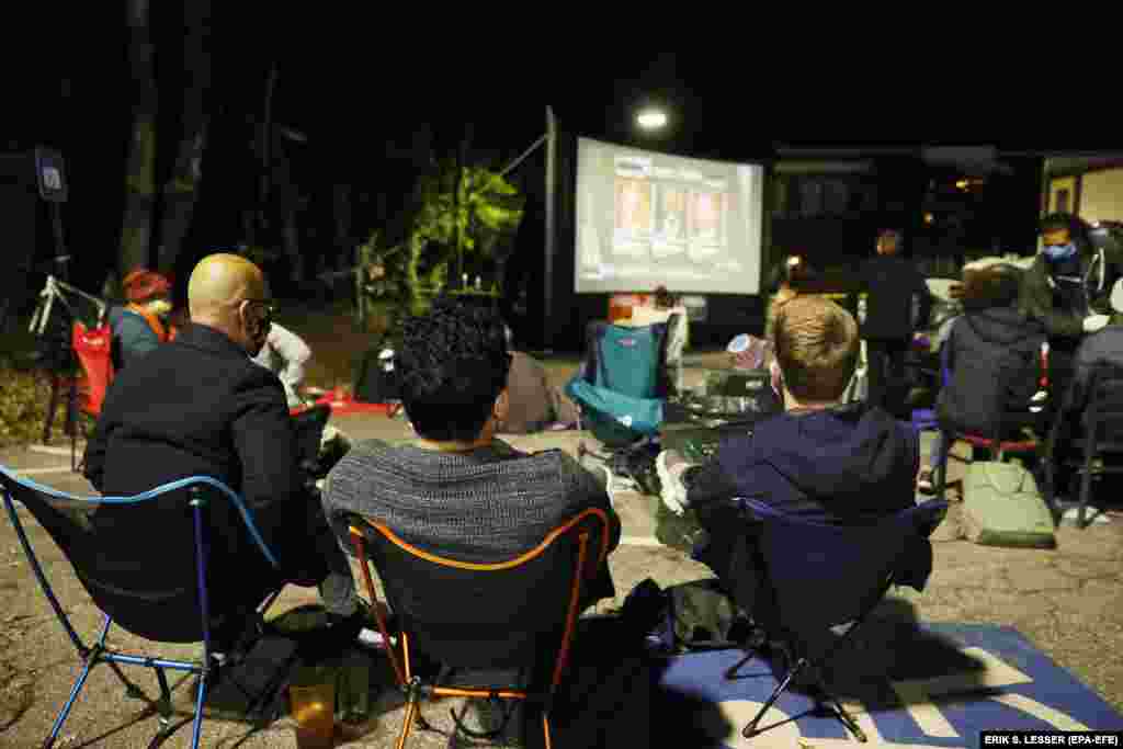Građani gledaju objavljivanje rezultata u jednom od restorana u Atlanti, Georgia