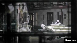 В'язень Гуантанамо читає газету, 5 квітня 2013 року