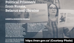 Людмила Гусейнова держит в руках фотографии других украинских политзаключенных, остающихсяв неволе