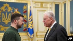 კით კელოგი, ტრამპის საგანგებო წარმომადგენელი უკრაინისა და რუსეთის საკითხებში (მარჯვნივ) უკრაინის პრეზიდენტ ვოლოდიმირ ზელენსკის (მარცხნივ) ესაუბრება კიევში. 20 თებერვალი, 2025 წელი 