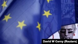 საარქივო ფოტო: კრემლის პოლიტიკის საწინააღმდეგო ერთ-ერთ პროტესტზე გამოტანილი ევროკავშირის დროშა და პლაკატი, რომელიც ვლადიმირ პუტინს ვამპირად ასახავს