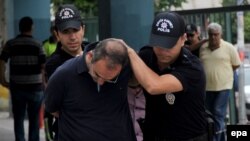 Hapšenje pripadnika turske vojske u Mersinu 19. jula 2016. 