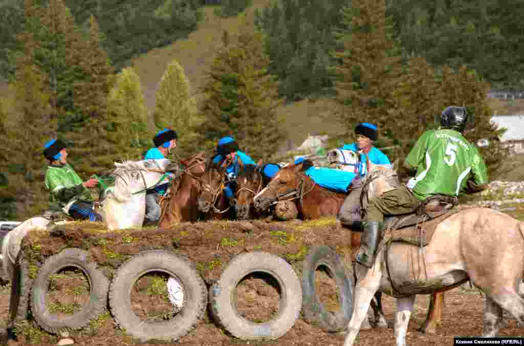 Раньше "казанов" на поле не было, и большая группа всадников сражалась просто за тушу козла. Можно было применять к сопернику и физическую силу, бить кожаной плетью, но сейчас это запрещено