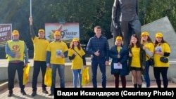 Вадим Искандаров (по центру) и его агитаторы