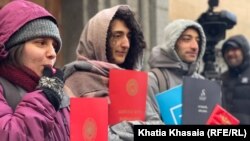 ახალგაზრდებმა აქციაზე სიმბოლურად დიპლომები მიიტანეს - როცა "ქართული ოცნება" პრეზიდენტად დიპლომის არმქონე მიხეილ ყაველაშვილს ირჩევდა.