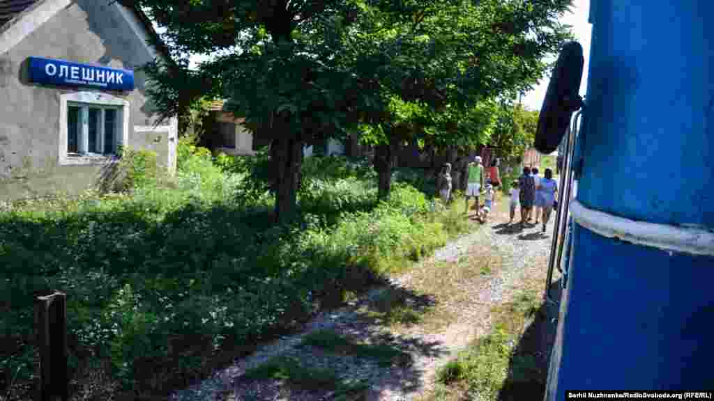 Одна із зупинок – «Олешник», потяг їде зі швидкісю 15 кілометрів на годину. Це дозволяє добре роздивитись місцеві краєвиди і насолодитись природою