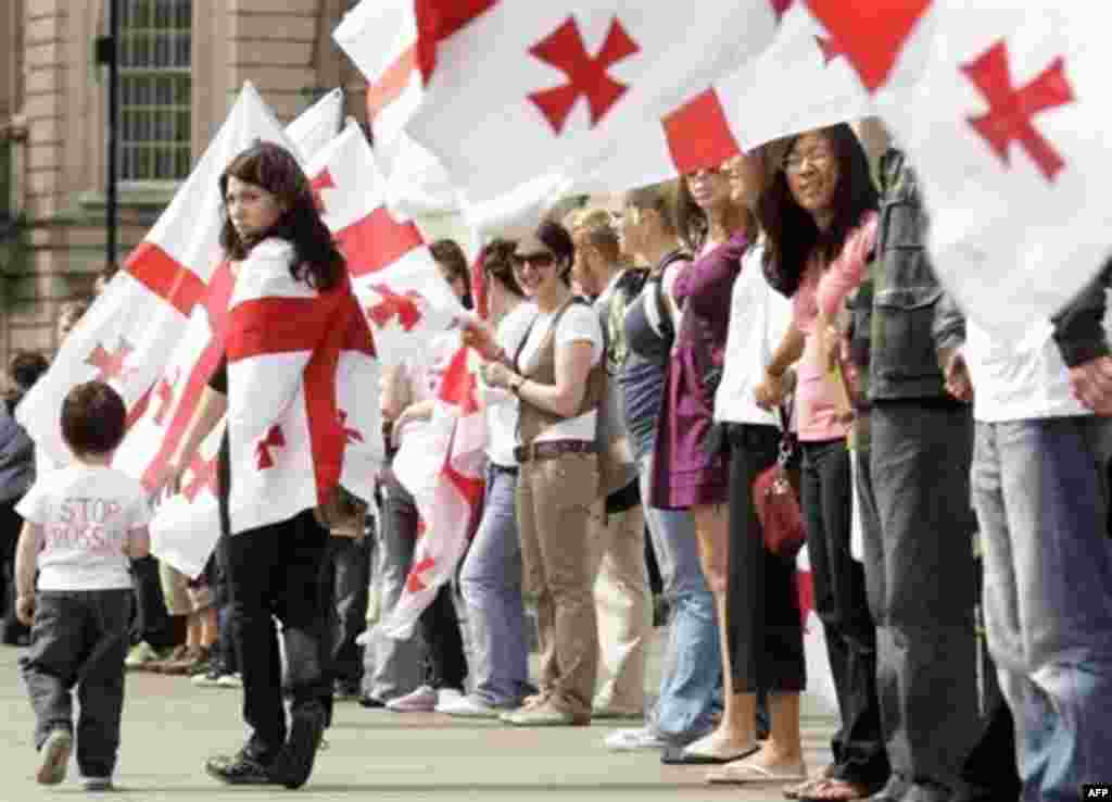 Велика Британія, 1 вересня 2008 р. - About 150 demonstrators waving the red and white Georgian flag gathered in London's Trafalgar Square on Monday and formed a human chain in protest against Russia's military activities in their country. A line of protesters, many of them also wearing t-shirts bearing the ex-Soviet republic's flag, shouted "Long Live Georgia!" in a demonstration timed to coincide with an emergency summit of European Union leaders on the crisis in Brussels.
