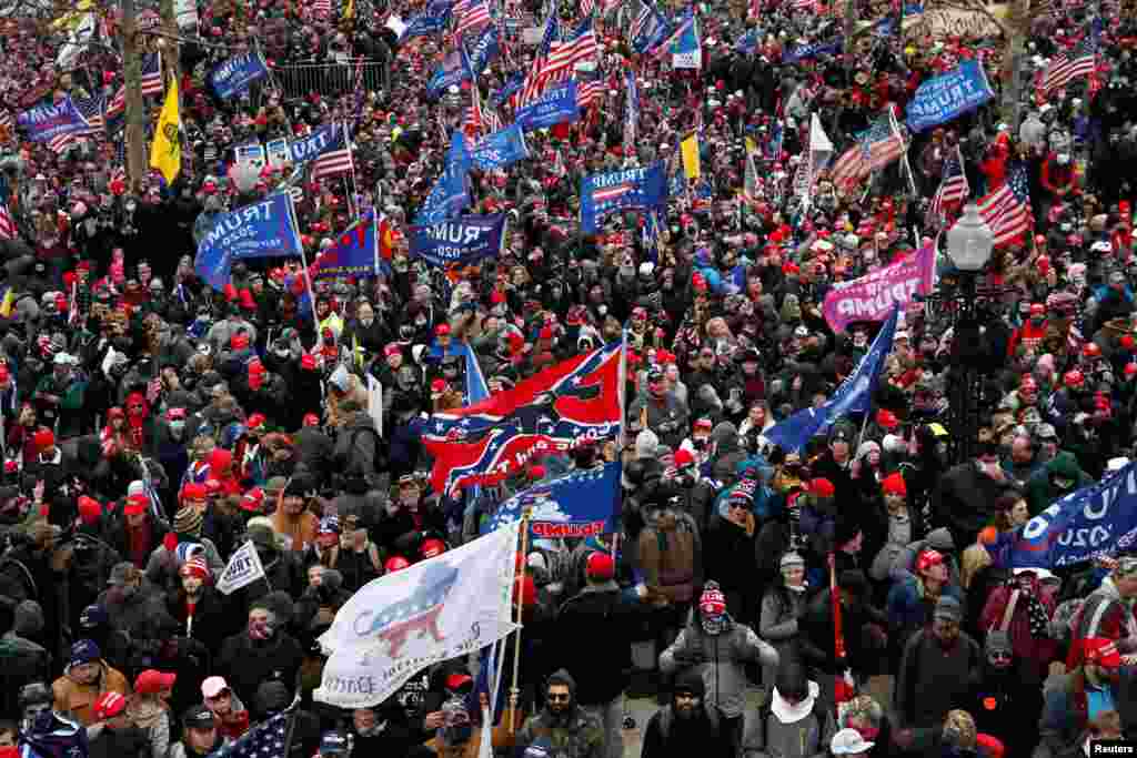 Pristalice predsjednika SAD Donalda Trampa sukobljavaju se s policijom tokom skupa koji je osporavao potvrđivanje rezultata američkih predsjedničkih izbora 2020. od strane Kongresa SAD-a, ispred zgrade američkog Kapitola u Washingtonu, SAD, 6. januara 2021.